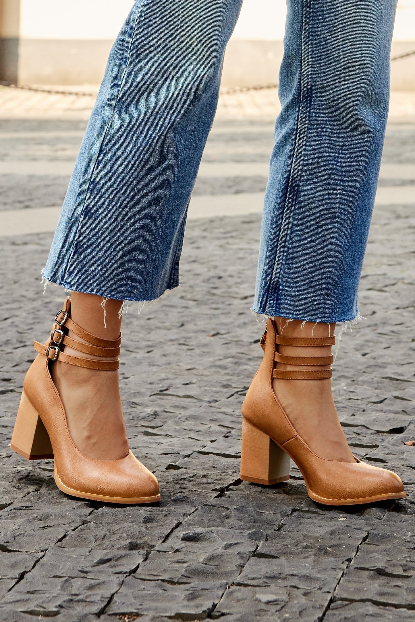 Lynor™ | Chunky Heel Sandals with Simple Ankle Strap – Minimalist Elegance, Maximum Stability