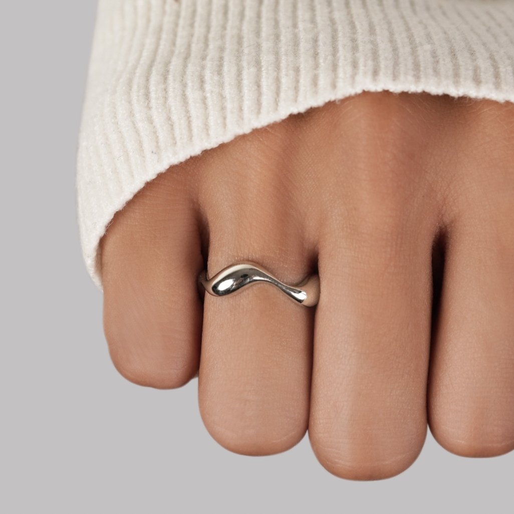 Lynor™ | WAVES – Minimalist Ring with Flowing, Modern Elegance
