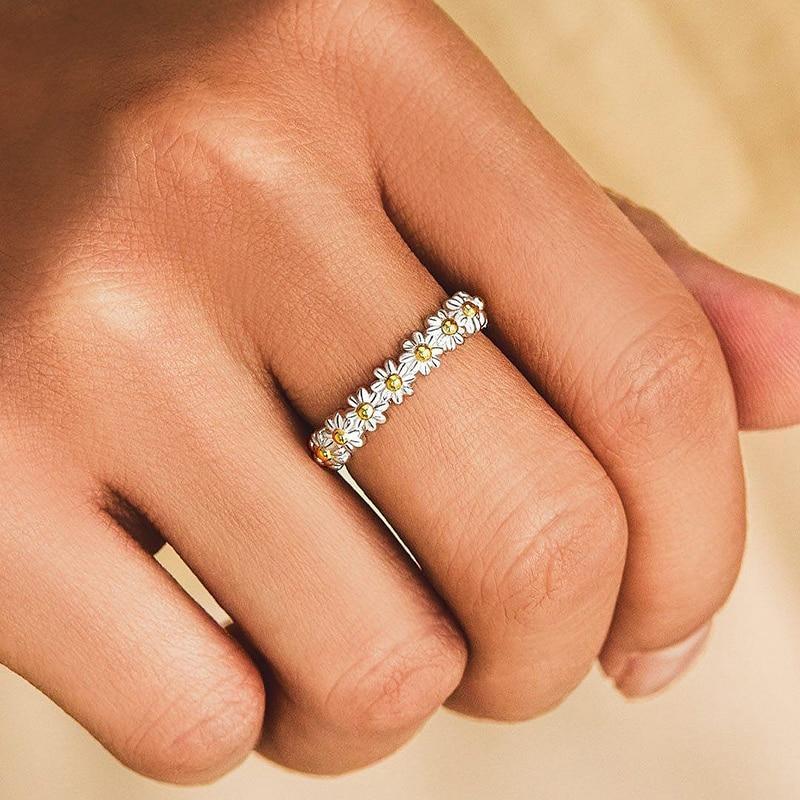Lynor™ | Adjustable Silver Daisy Ring with Hand-Painted Enamel – Blooming with Charm