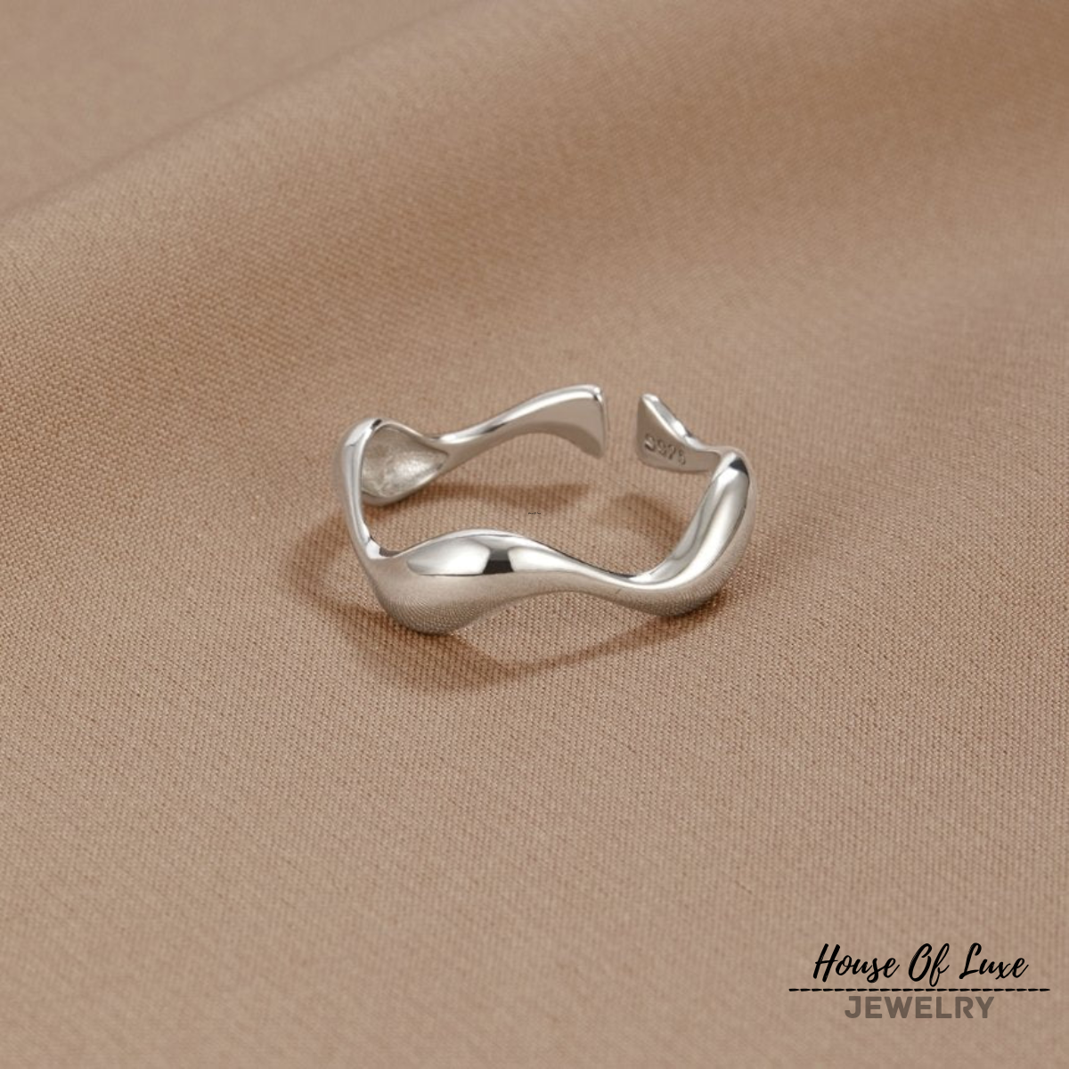 Lynor™ | WAVES – Minimalist Ring with Flowing, Modern Elegance