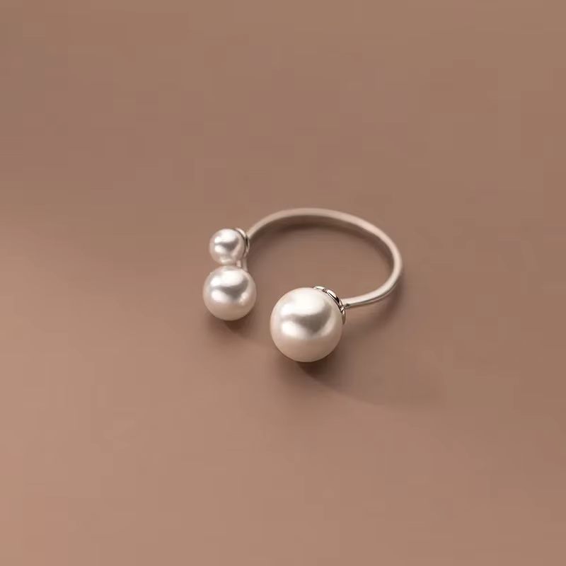 Lynor™ | Adjustable Triple Pearl Ring – Minimalist Elegance with a Modern Touch