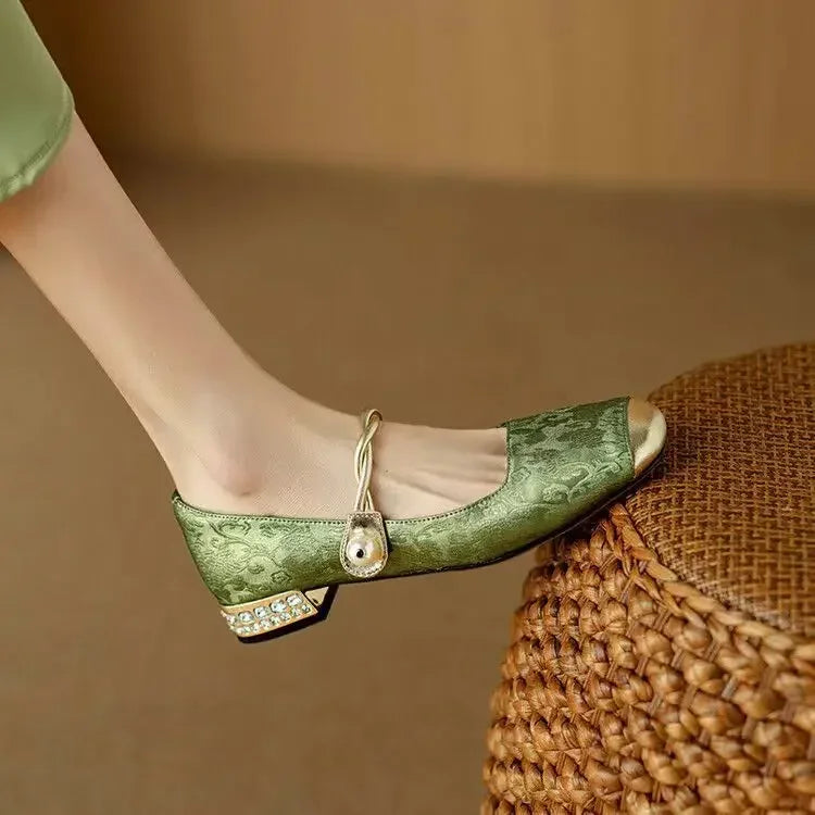 Lynor™ | Stylish Embroidered Sandals – Adjustable Fit with Artistic Detail