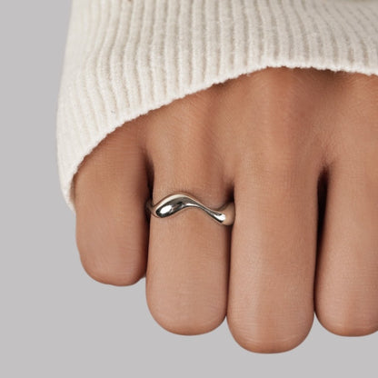 Lynor™ | WAVES – Minimalist Ring with Flowing, Modern Elegance