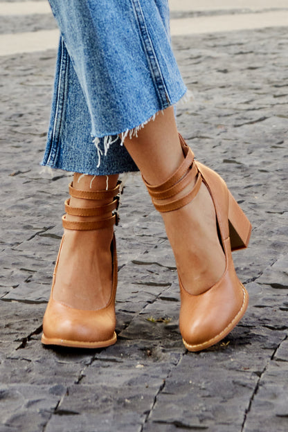 Lynor™ | Chunky Heel Sandals with Simple Ankle Strap – Minimalist Elegance, Maximum Stability