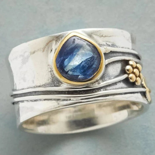 Lynor™ | Vintage Ring with Blue Stone – Classic Elegance in Color