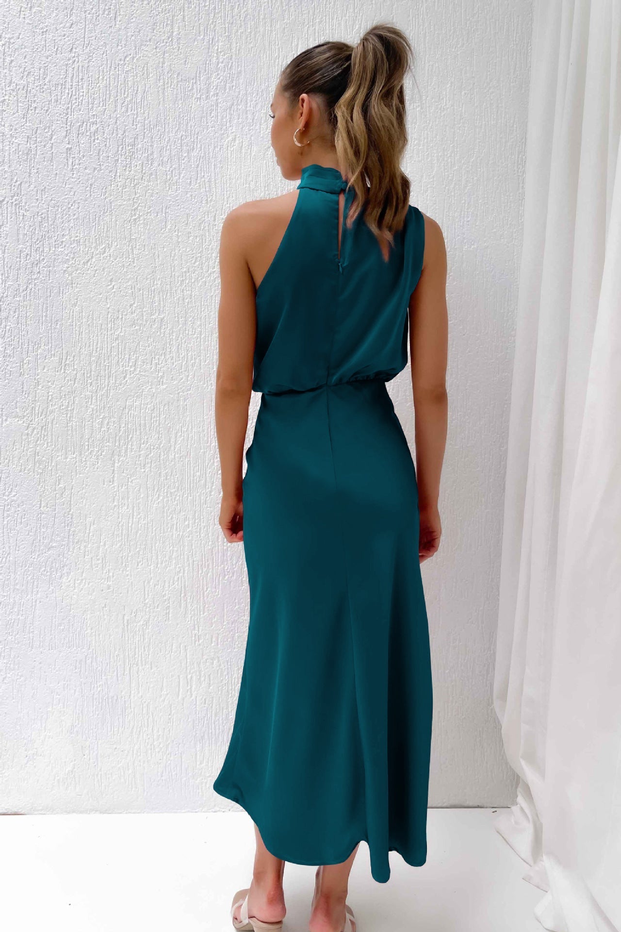 Lynor™ | Halter Neck Maxi Dress – Elegant Lines, Effortless Glamour
