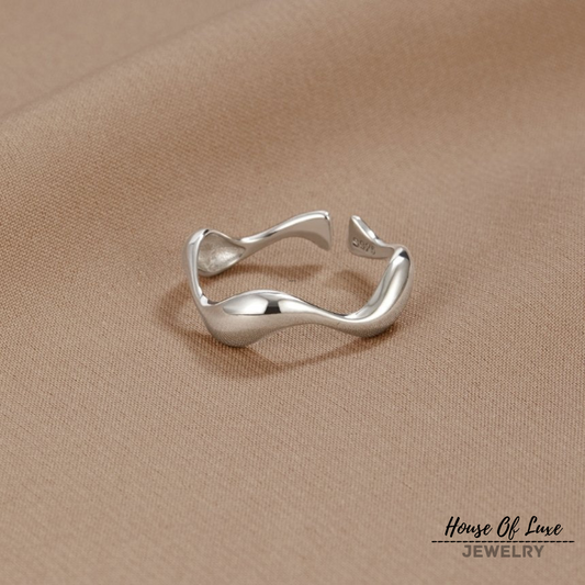 Lynor™ | WAVES – Minimalist Ring with Flowing, Modern Elegance