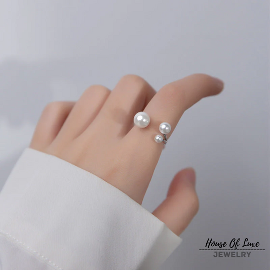Lynor™ | Adjustable Triple Pearl Ring – Minimalist Elegance with a Modern Touch