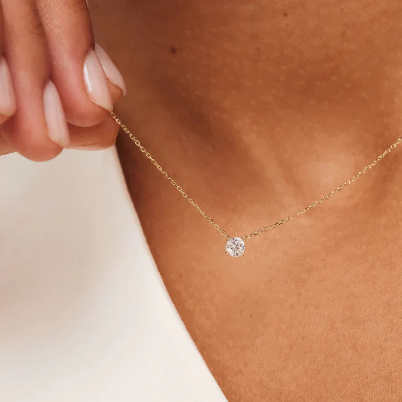 Lynor™ | Cléa Moissanite Necklace – Radiant 14K Gold with a Brilliant Gemstone